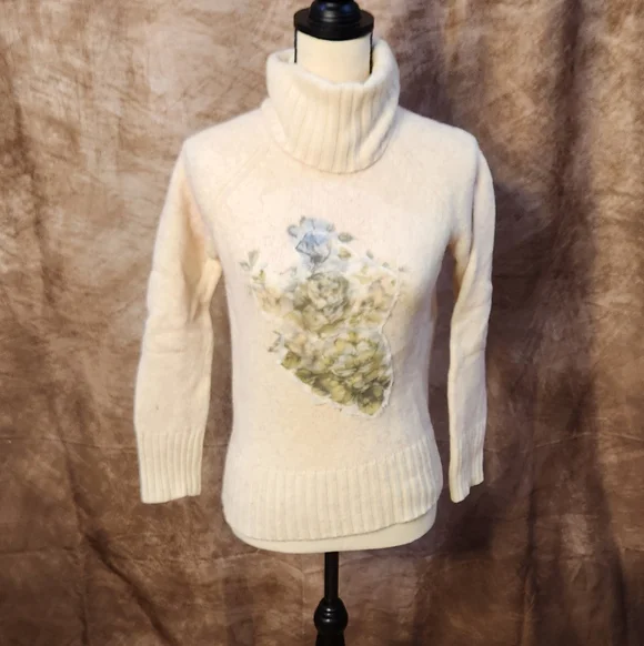 Floral Embroidered Cream Turtleneck Sweater –Size S - Picture 2 of 8
